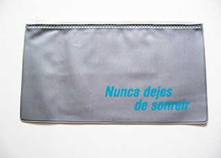Cartuchera PVC industrial gris cierre ziploc y logo en serigrafia a un color